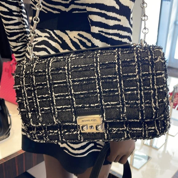 MICHAEL KORS
Tribeca Large Frayed Denim Shoulder Crossbody Bag
NWT - Picture 15 of 16